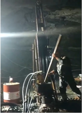 锡钻牌 XZKD95 - 3A 全液压便携式钻机作业中